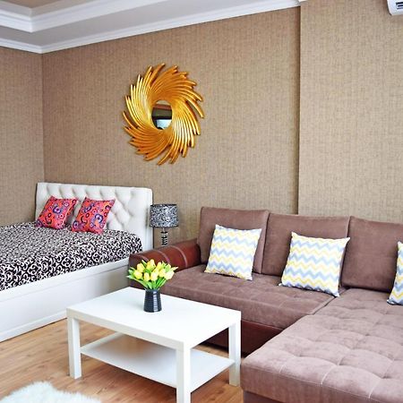 Sunny Apartment With Mountain View บิชเคก ภายนอก รูปภาพ