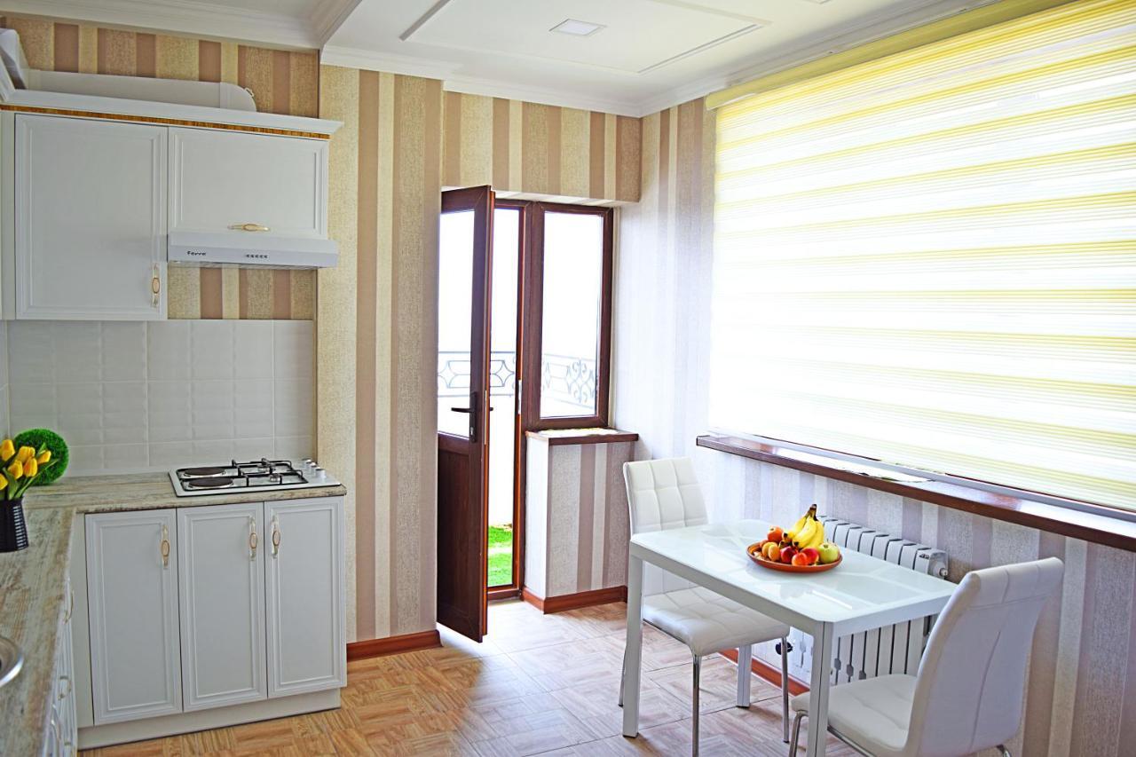 Sunny Apartment With Mountain View บิชเคก ภายนอก รูปภาพ